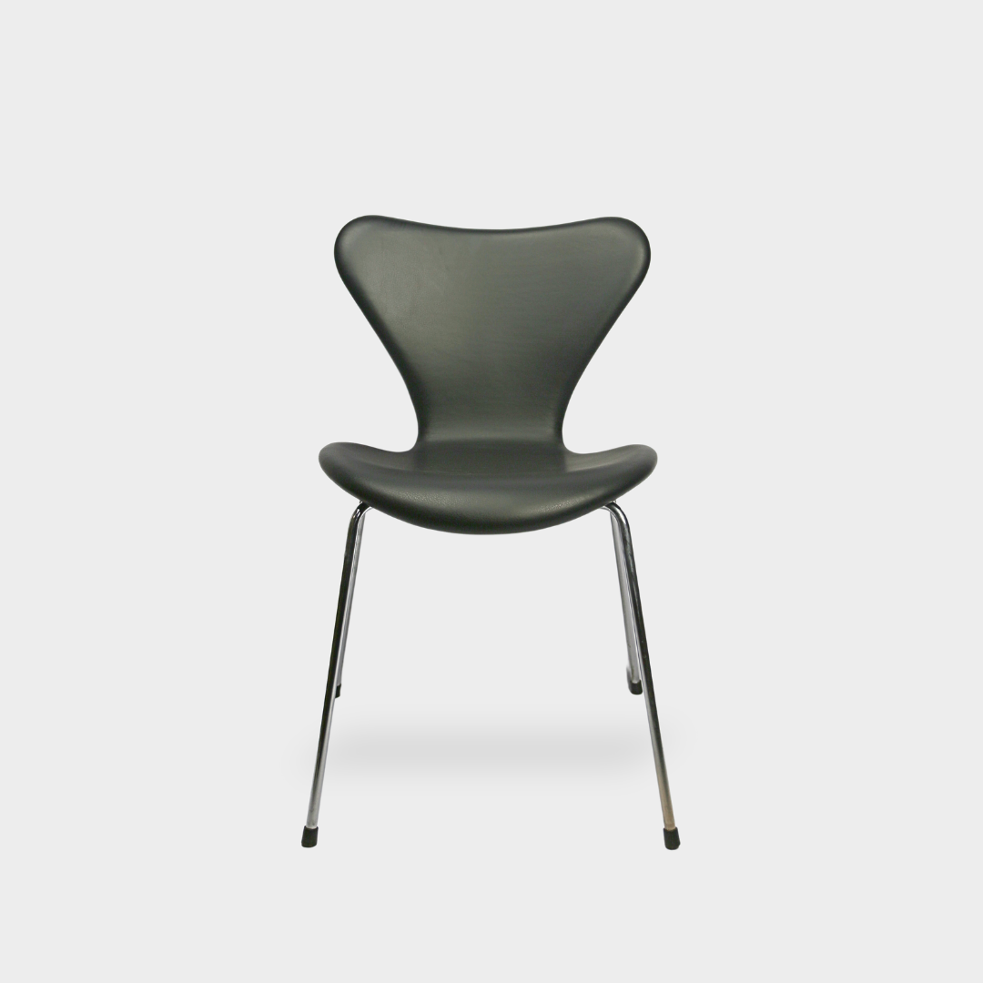 Arne Jacobsen 7 seater chair Black