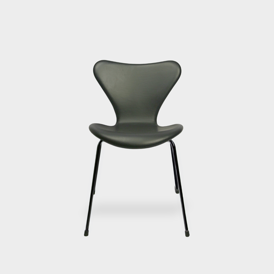 Arne Jacobsen 7'er stole i Sort læder med sorte stel