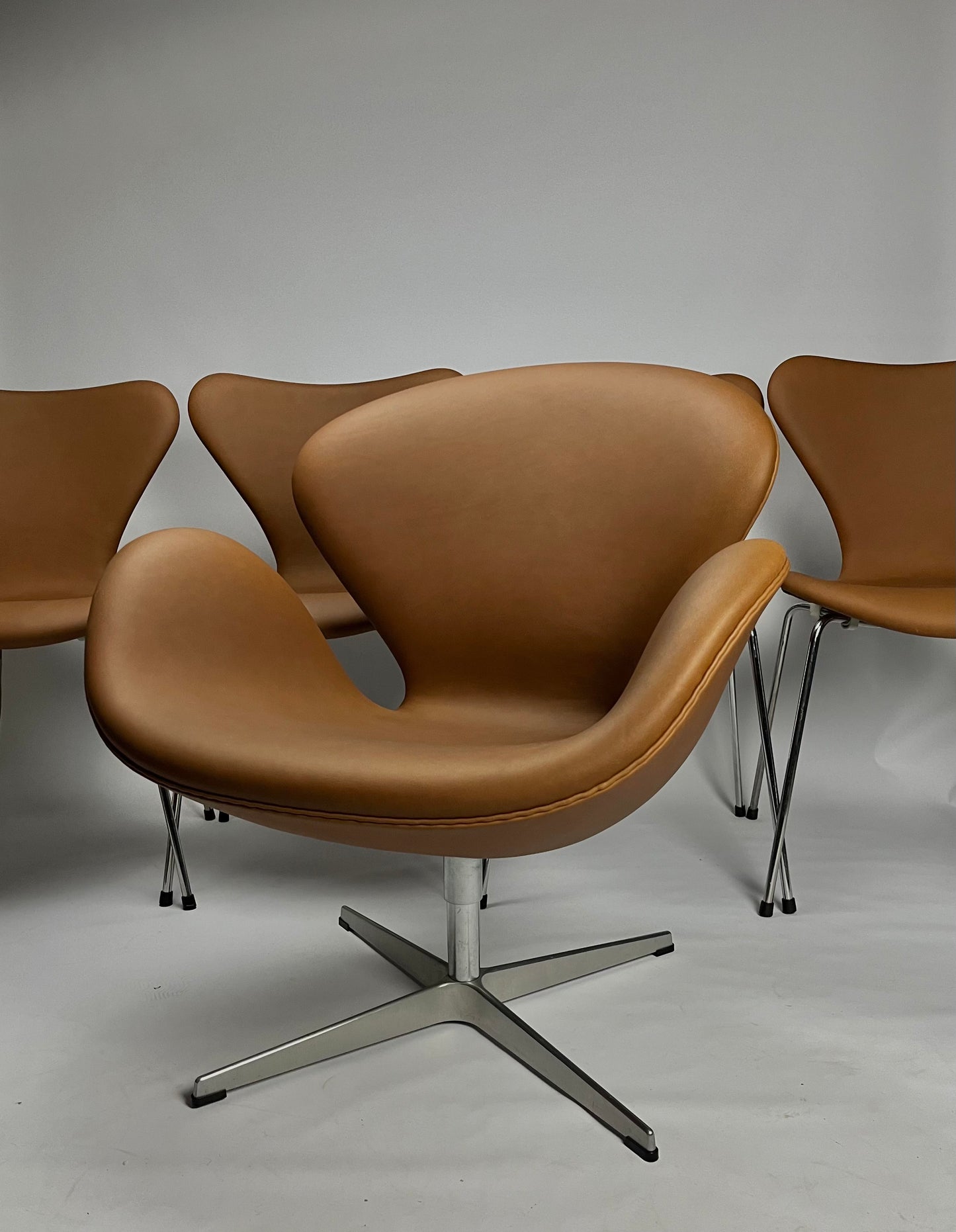 Arne Jacobsen, Syveren / Elegance Hazelnut