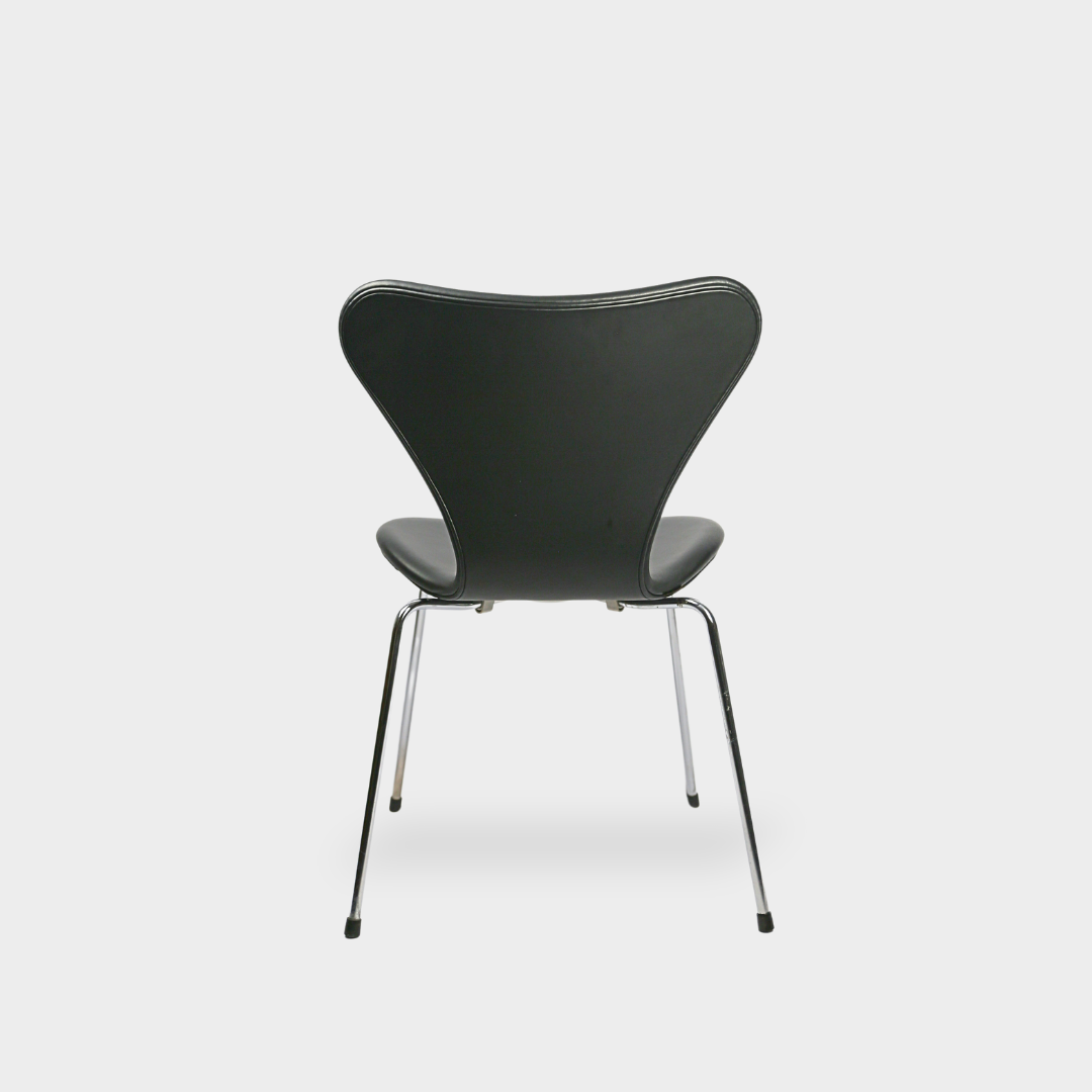 Arne Jacobsen 7-seater chair / Black