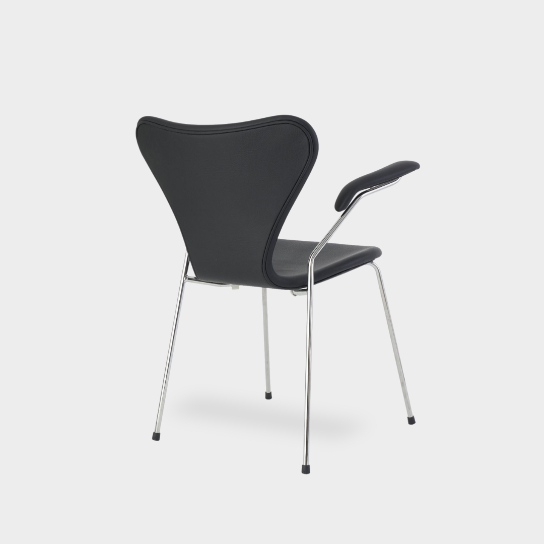 Polstring af Arne Jacobsen 7'er stol/ med armlæn