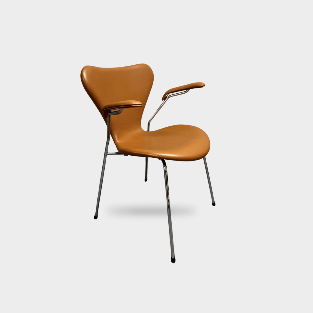 Arne Jacobsen, Syveren stol med armlæn i Soft / Cognac