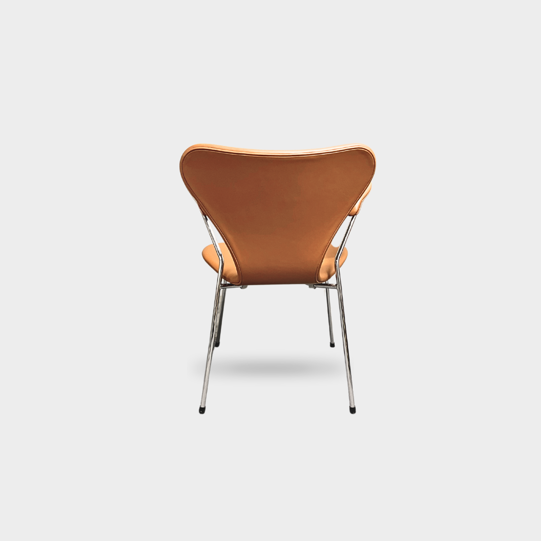 Arne Jacobsen, Syveren stol med armlæn i Soft / Cognac