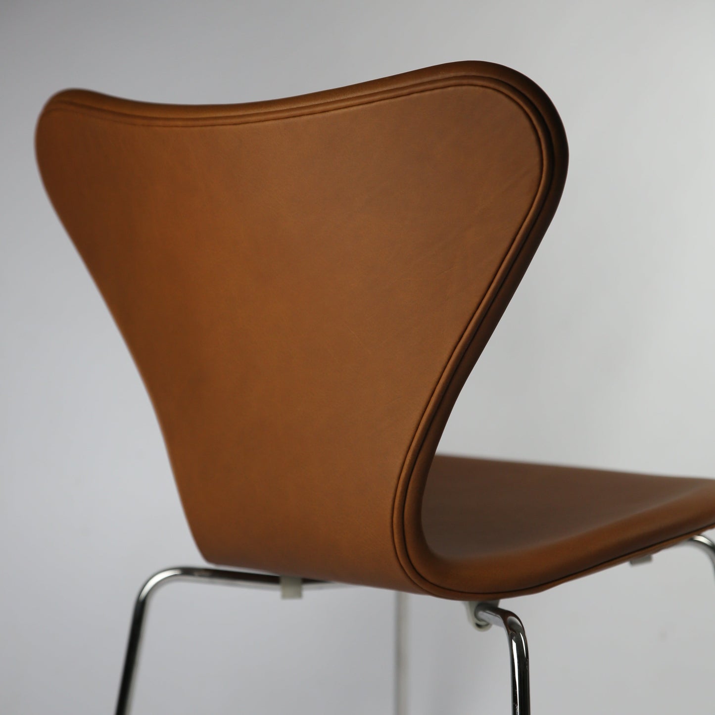 Arne Jacobsen, Syveren / Elegance Hazelnut